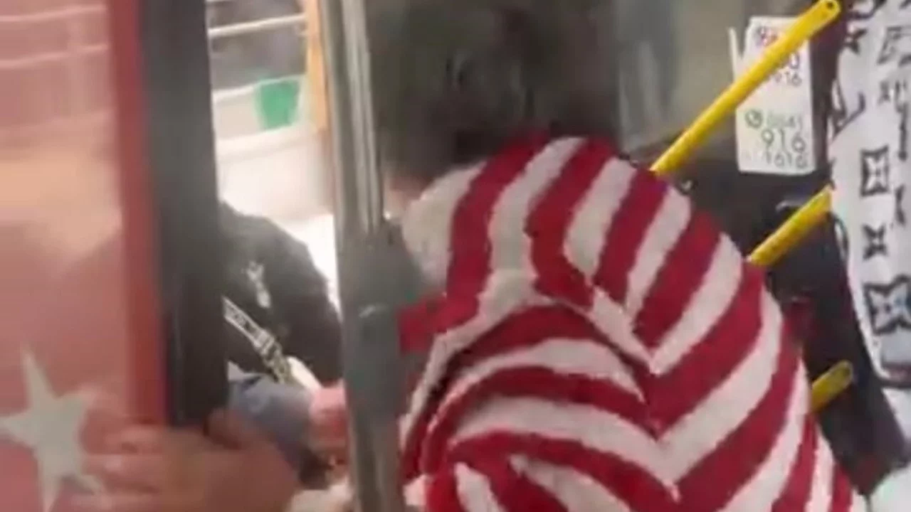 Bursa'da Otobüste Yer Kavgası: Şoförün Kolu Isırıldı