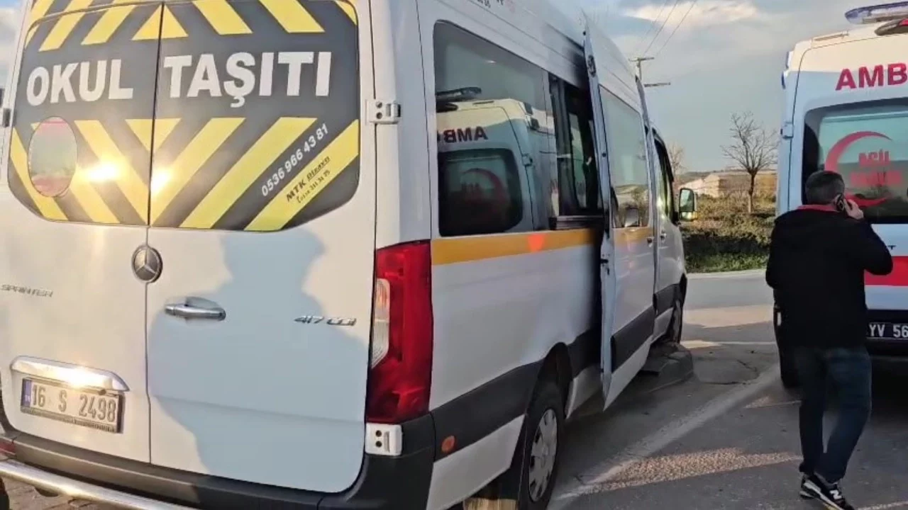 Bursa'da Servis Şoförü Tansiyon Düşmesi Nedeniyle Kontrolden Çıktı