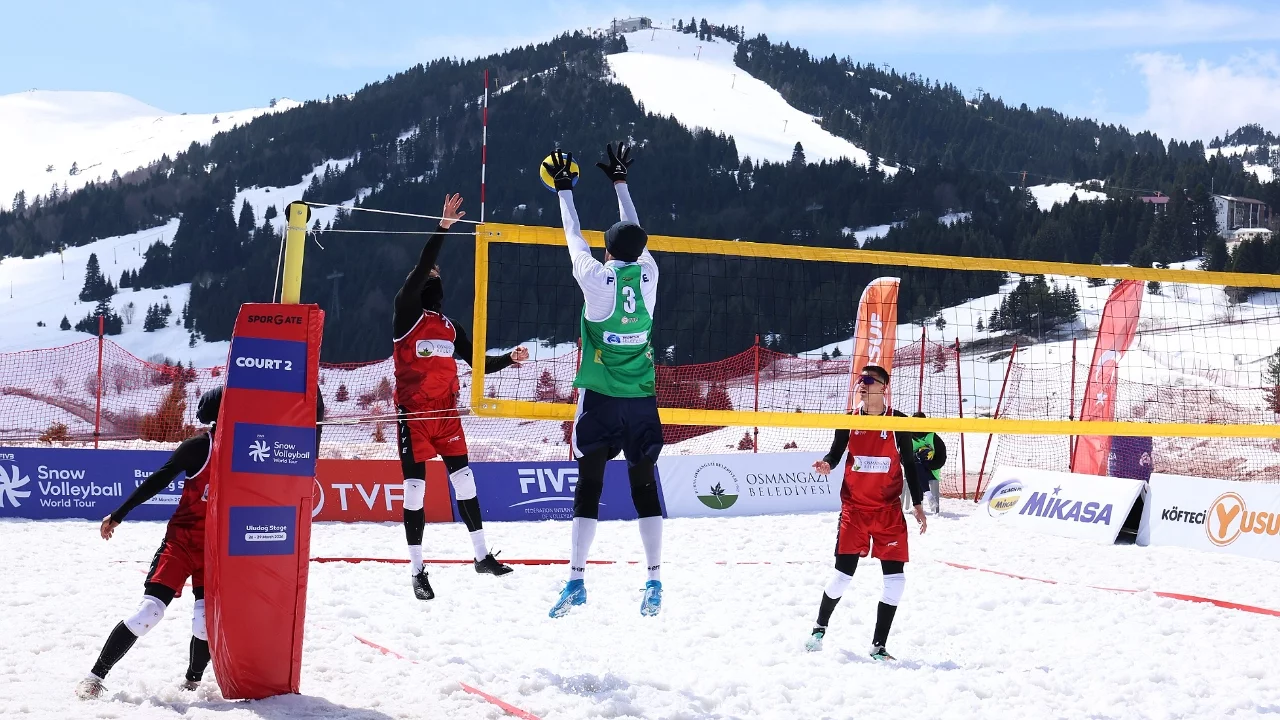 Uludağ'da Kar Voleybolu Şöleni Başladı