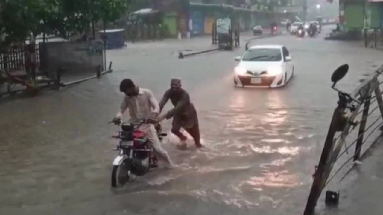 Pakistan'da şiddetli yağış felaketi: 14 kişi hayatını kaybetti
