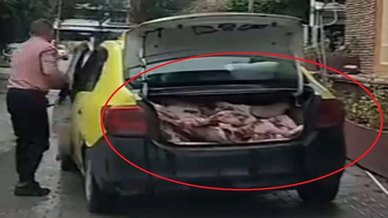 Taksinin bagajında uygunsuz şartlarda et sevkiyatı kameraya yansıdı