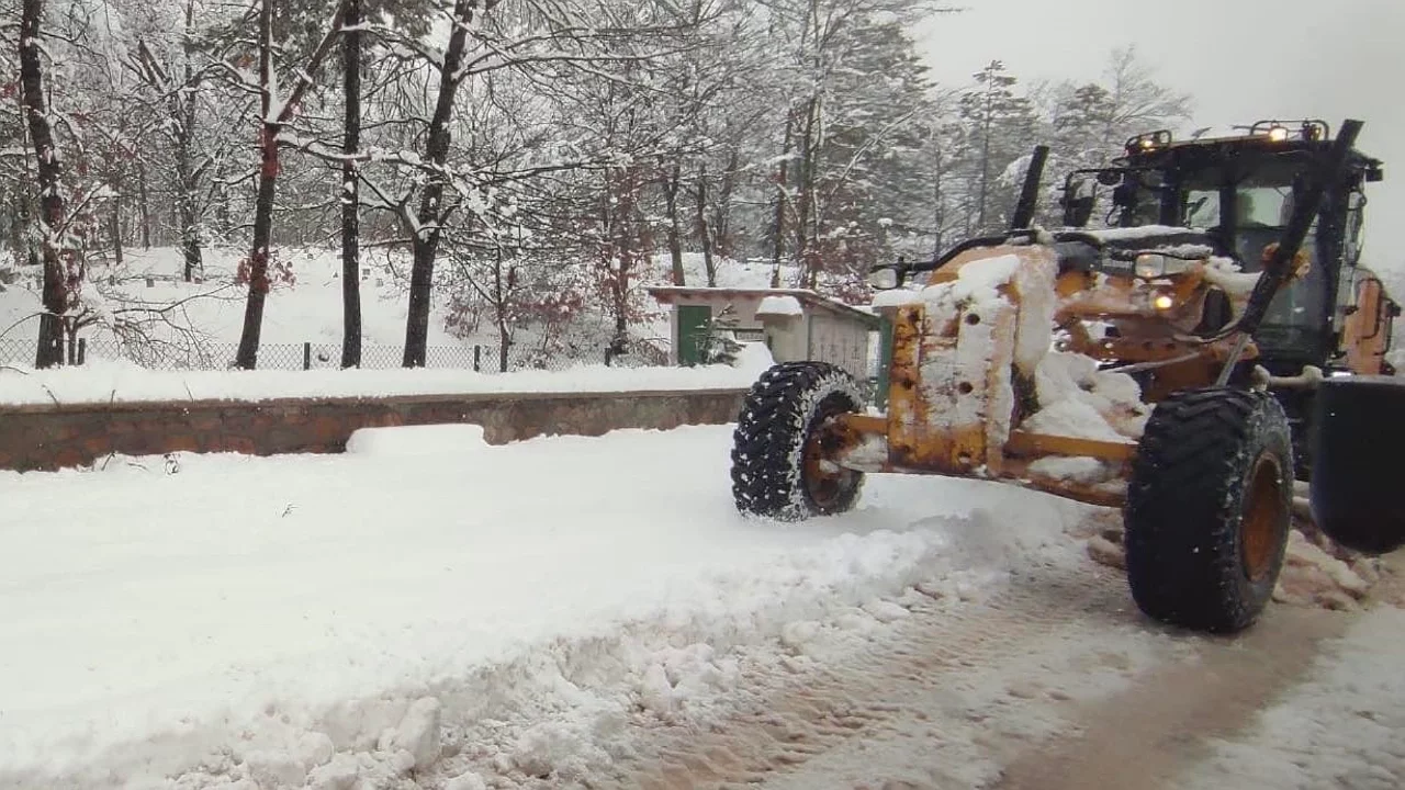 Bursa'nın yüksek kesimlerinde karla mücadele sürüyor