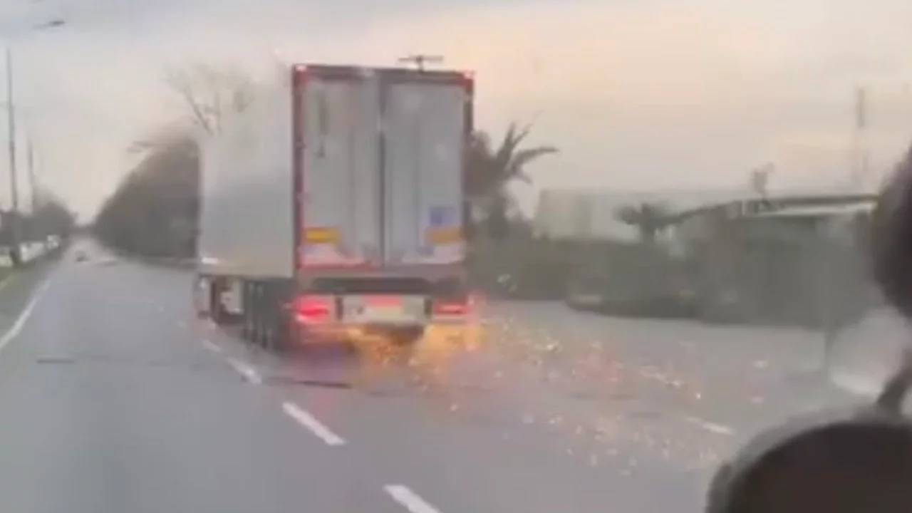 Bursa'da tır dehşeti: direğe çarpıp kaçtı