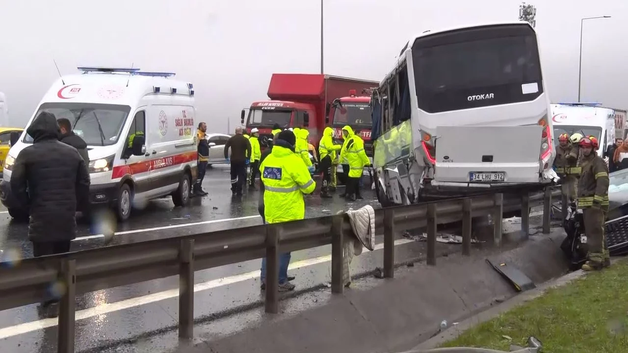 Kuzey Marmara Otoyolu'nda polis servis kazası: 1 şehit, 16 yaralı