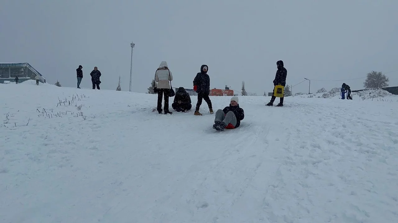 Uludağ'da mart sonunda kar sürprizi: Günübirlikçiler pistlere akın etti