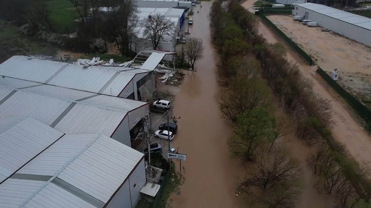Bursa'da Ürünlü Deresi taştı: Araçlar mahsur, ekili alanlar sular altında
