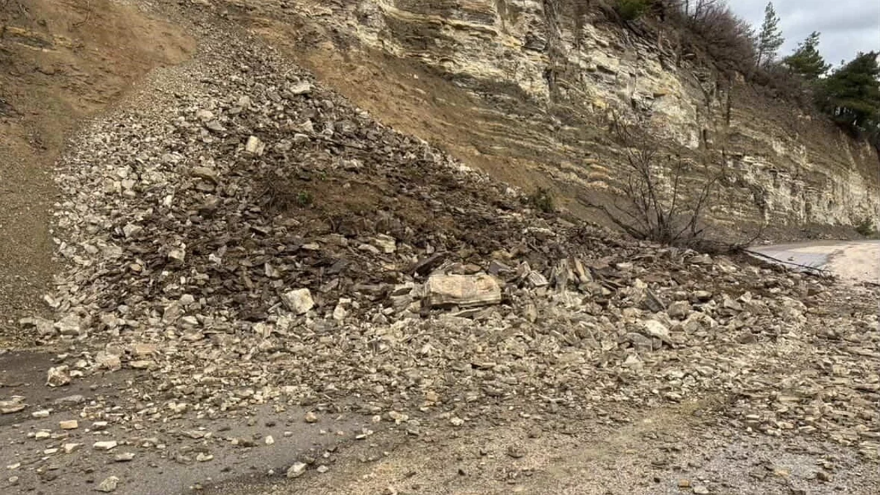 İnegöl'de heyelan yolu kapattı