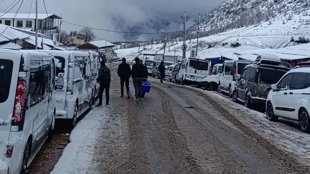 Çukurca Sınır Kapısı'nda sistem arızası araçları mahsur bıraktı