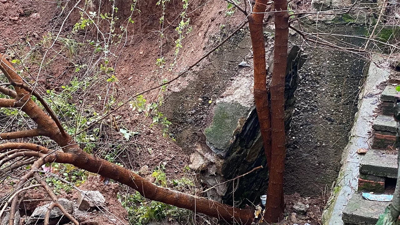 Bursa'da İstinat Duvarı Çöktü, Ağaçlar Binaya Devrildi