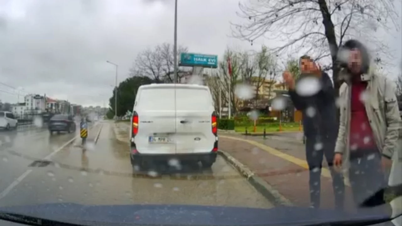 Bursa'da trafikte yol verme kavgası kamerada