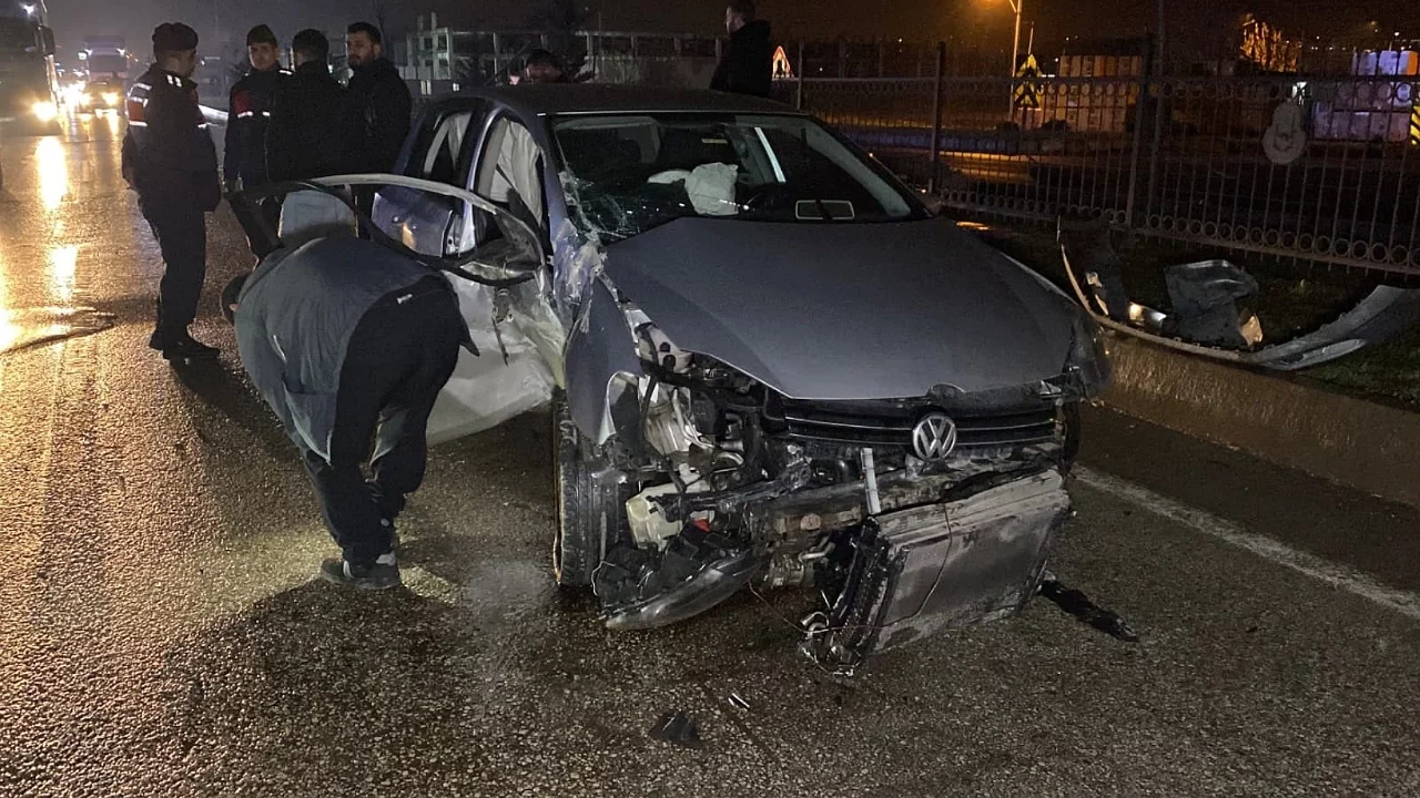 Bursa'da kontrolden çıkan otomobil bariyerlere çarptı: 2 yaralı