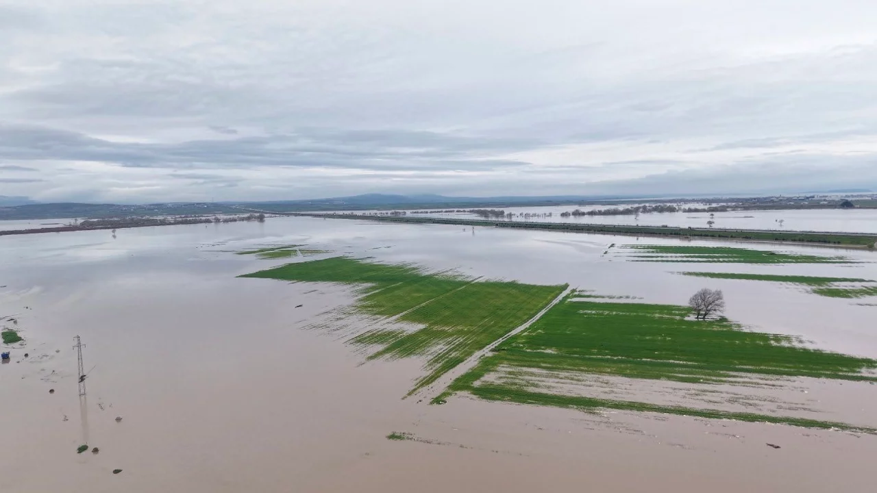 Bursa'da Karacabey'de tarım arazileri su altında kaldı