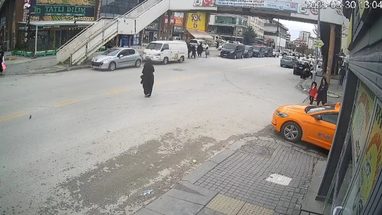 Feci kaza! Otomobilin çarptığı çocuk ağır yaralandı