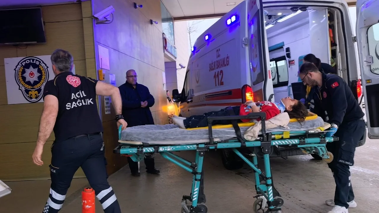 Bursa'da Devrilen Motosiklette 1'i Çocuk 2 Yaralı