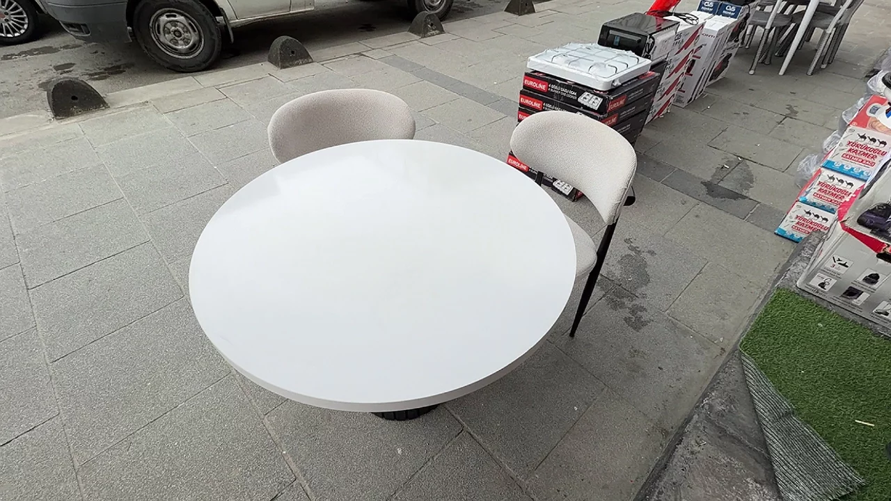 İlginç hırsızlık: Sandalyeleri çalıp takımı yarım bıraktı