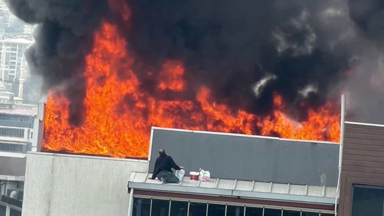 Bursa'da 8 Katlı Binada Çatı Yangını: 2 İşçi Kurtarıldı