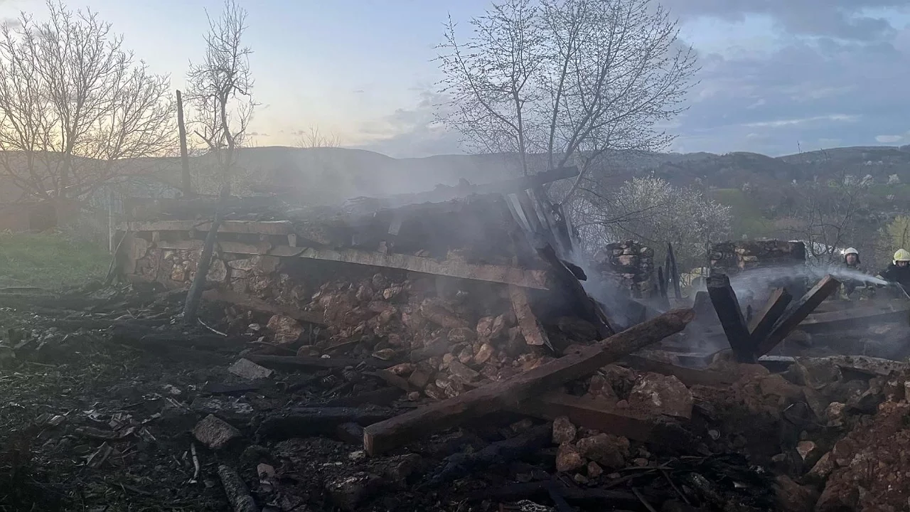 Bursa'da 2 katlı ev yangında küle döndü