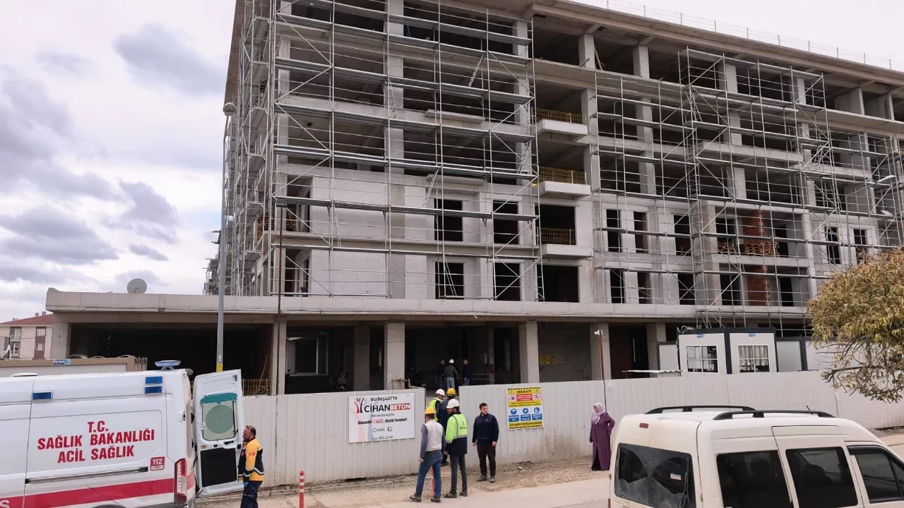 Bursa'da inşaattan düşen işçi yaralandı