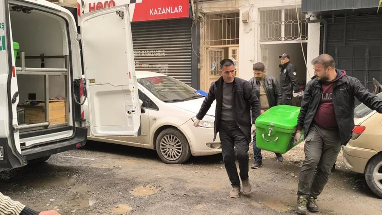 75 yaşındaki adam evinde bıçaklanmış halde hayatını kaybetti