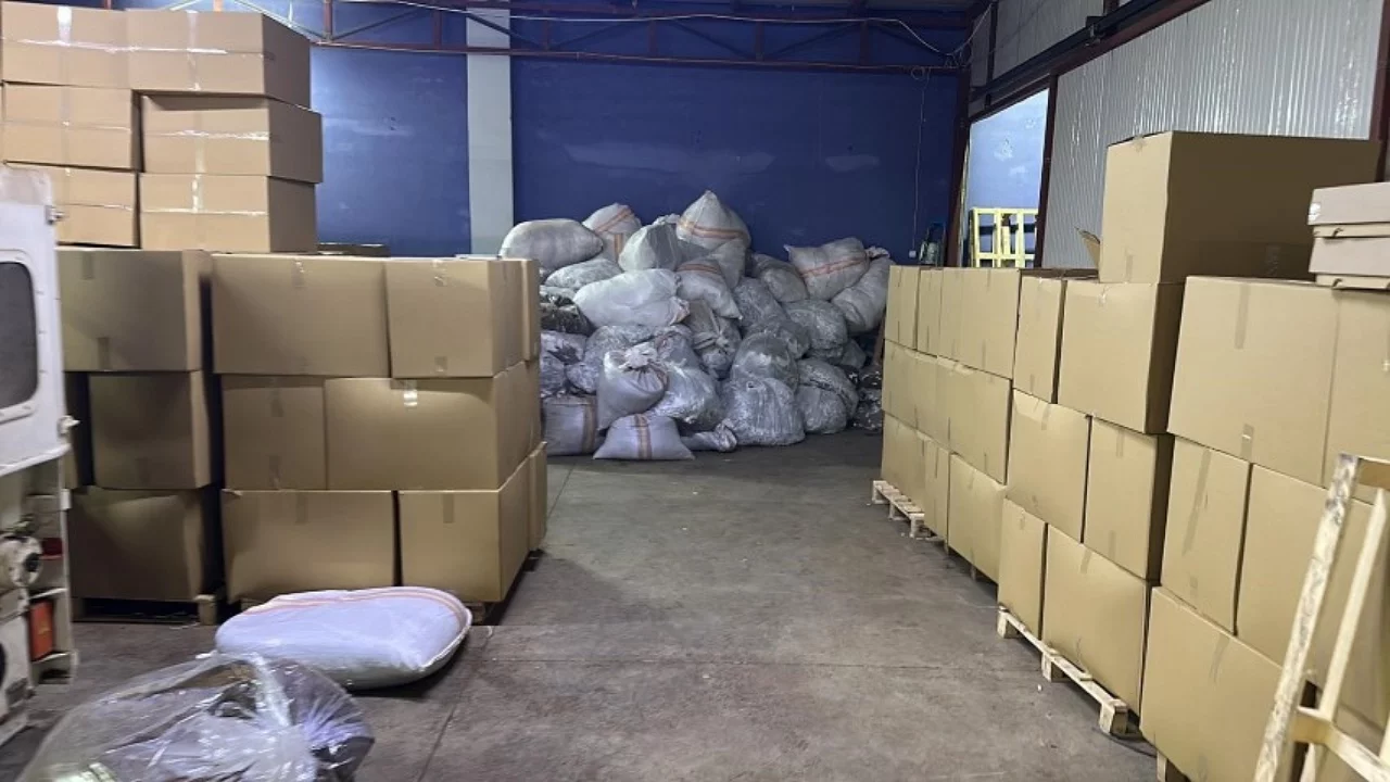 Kaçak sigara fabrikasına baskın: 170 milyon TL'lik ürün ele geçirildi