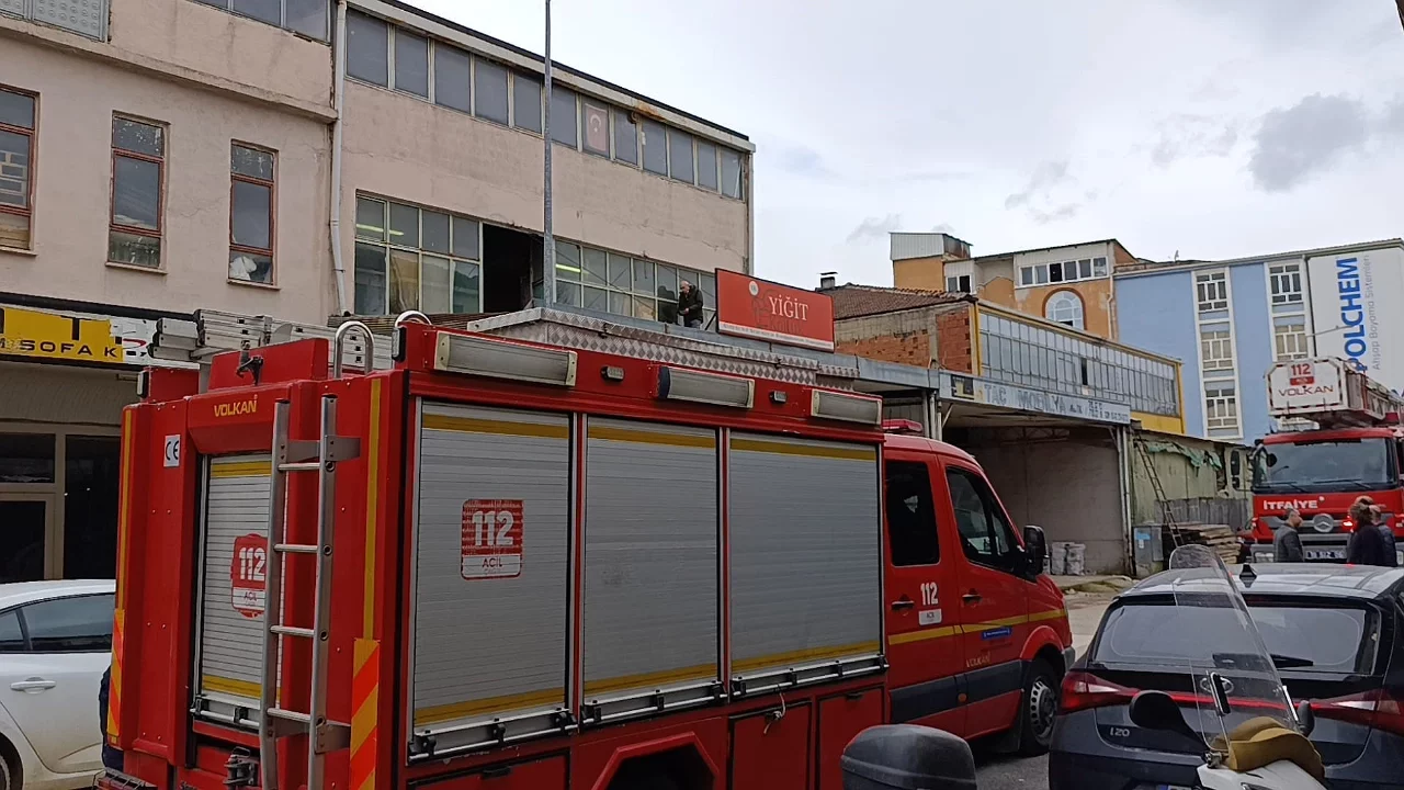 Bursa İnegöl'de mobilya imalathanesi çatısı çöktü: Usta yaralandı