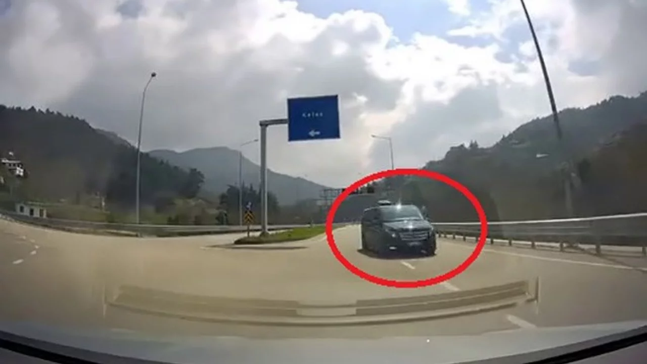 Bursa'da ters yönden gelen minibüs sürücüyü faciadan döndürdü