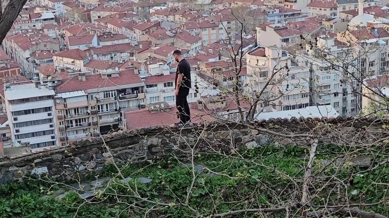 Bursa'da Tophane Surlarında İntihar Tehdidi!