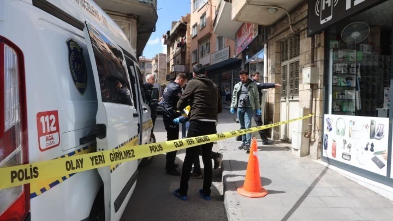 Silahlı saldırıya çakmakla karşılık verdi