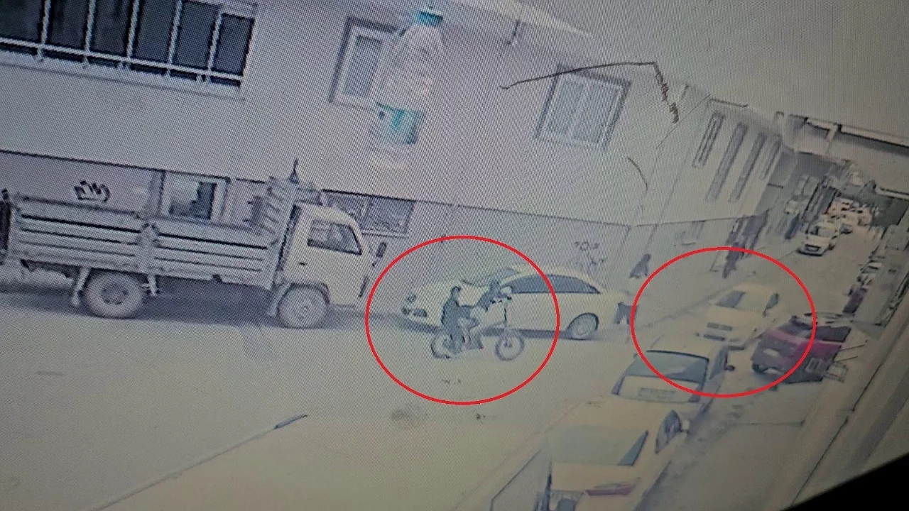Bursa'da bisikletli çocuklar otomobille çarpıştı, kazası güvenlik kamerasında