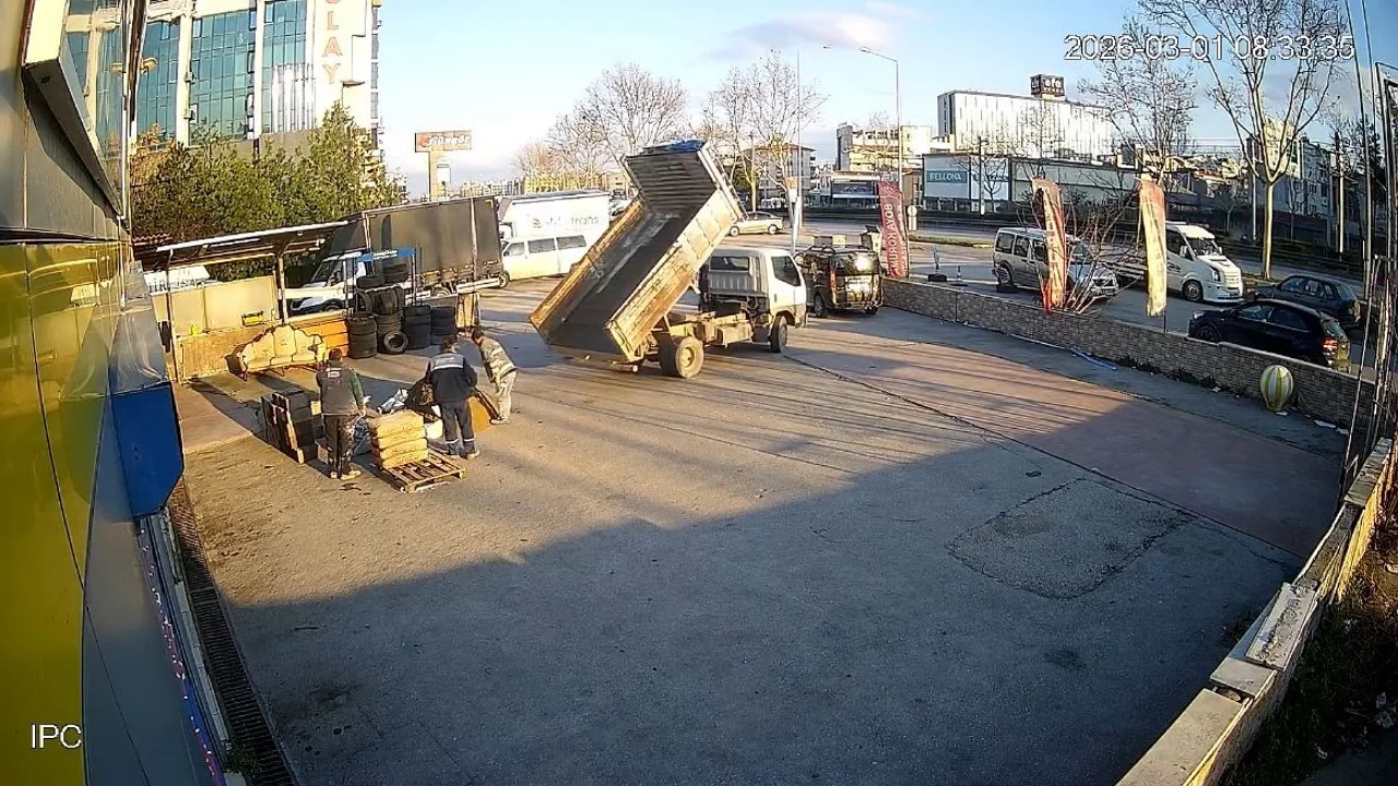 Bursa'da dükkanın önüne duvar ördü, araçlar içeride kaldı