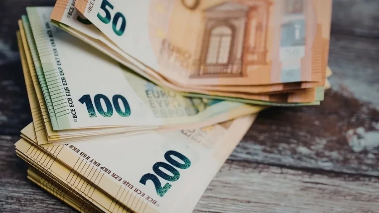 Dolar ve euro haftaya yükselişle başladı