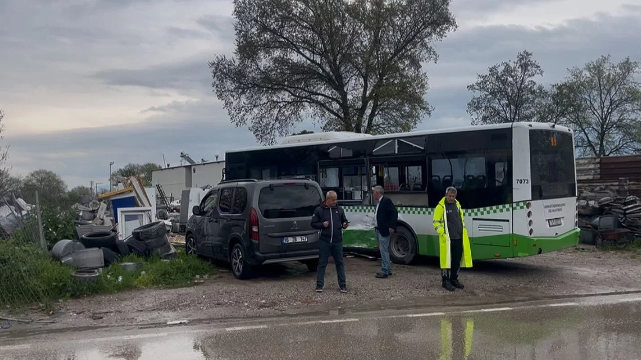 Bursa'da Belediye Otobüsü ile Kamyon Çarpıştı: 2 Yaralı