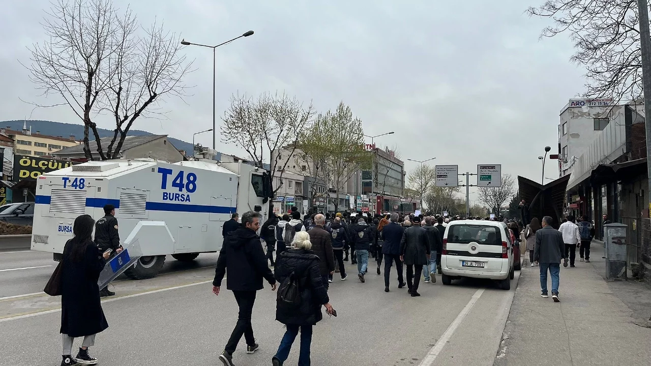 Bursa Büyükşehir Belediye Meclisi önünde arbede