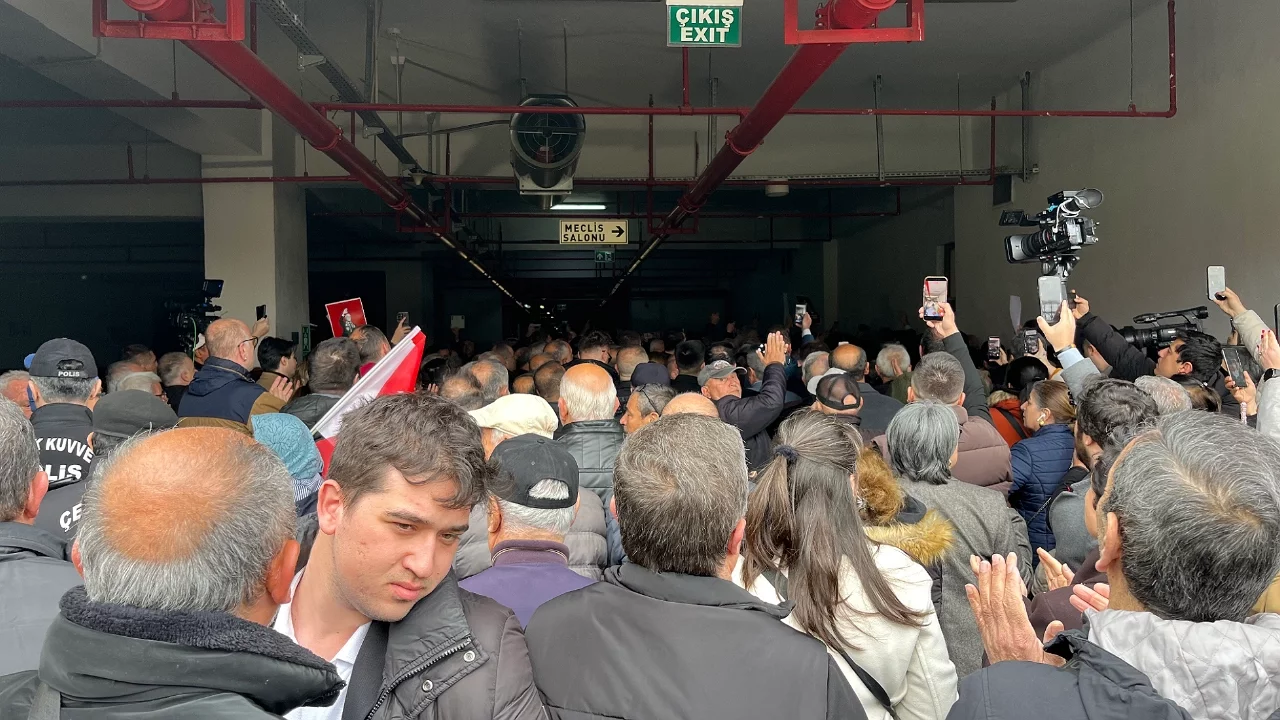 Bursa Büyükşehir Belediye Meclisi önünde arbede: CHP'li grup belediye binasına girdi