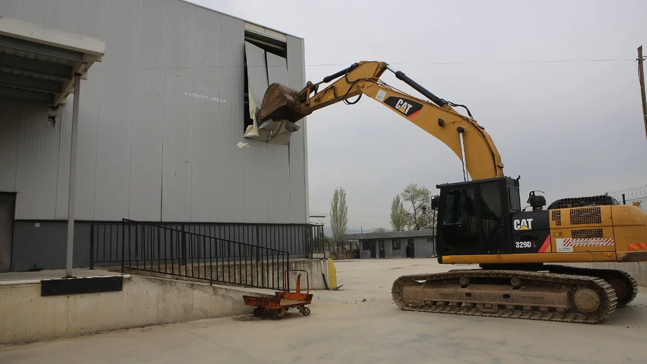 Nilüfer'de 4 bin metrekarelik kaçak depo yıkıldı