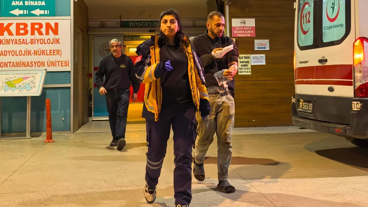 Bursa'da yem makinesine elini kaptıran genç yaralandı