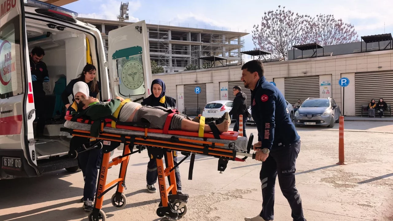 Bursa'da motosiklet ile bisiklet çarpıştı: 3 yaralı