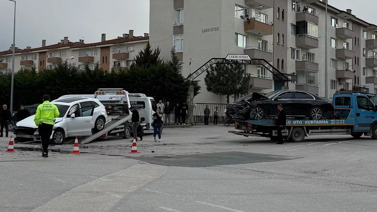 Bursa'da kontrolsüz kavşakta kaza: 2 yaralı