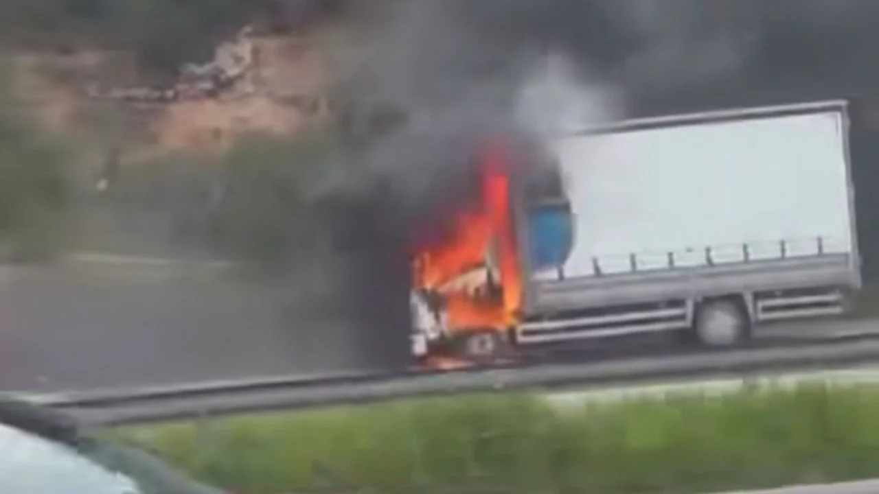 Bursa'da seyir halindeki kamyon alev aldı