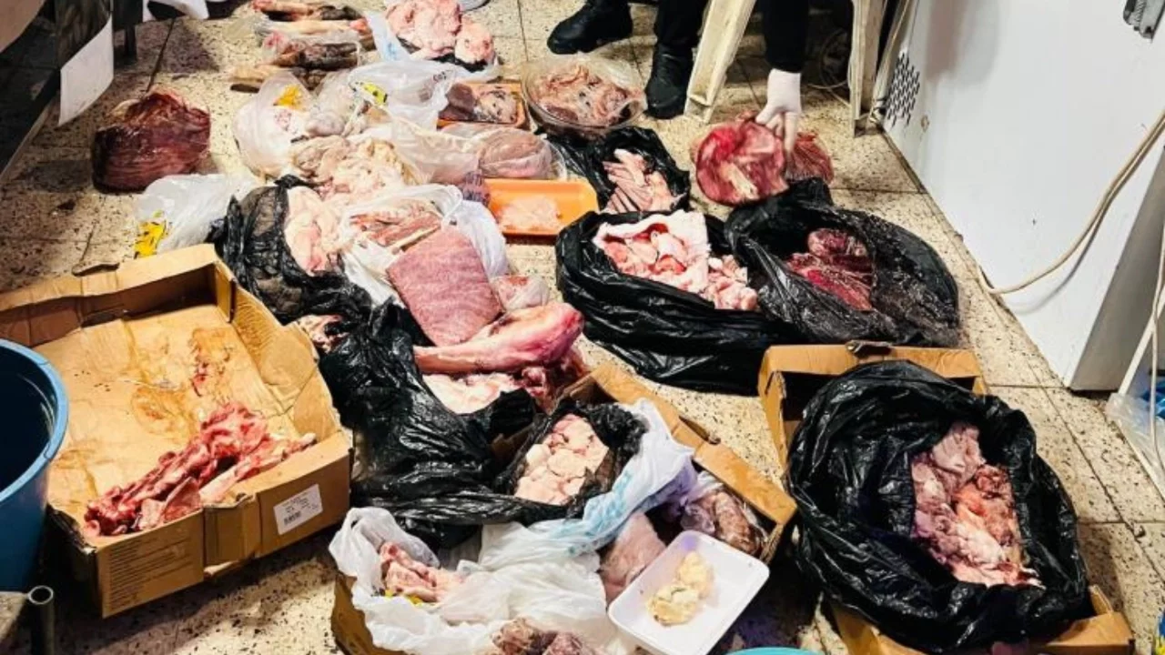 Kasapta mide bulandıran görüntü: 55 kilo bozuk et ele geçirildi