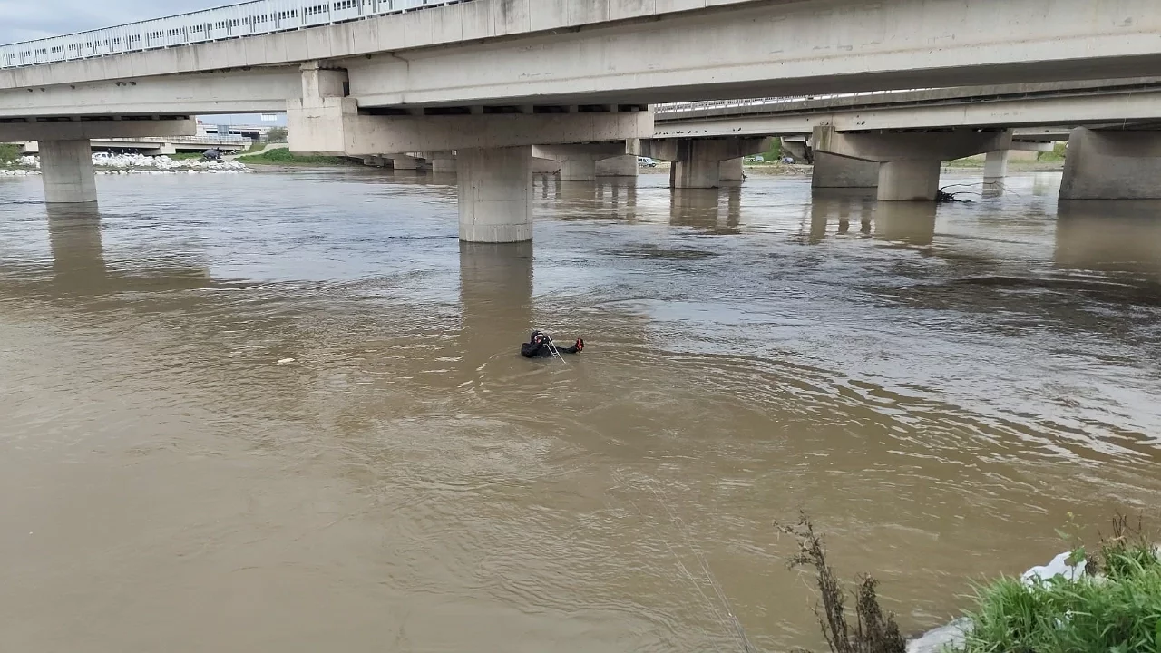 Bursa'da dereye kapılan araç için arama başlatıldı
