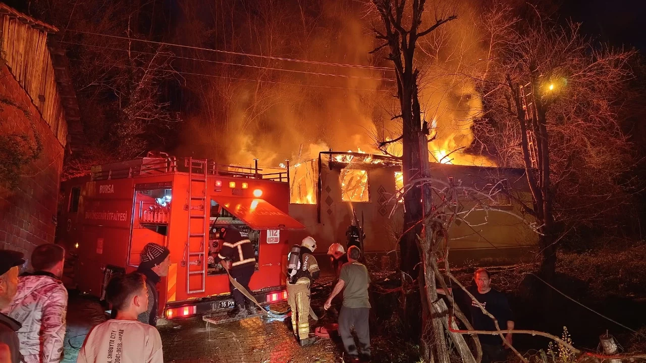 Bursa'da tek katlı ev yangında küle döndü
