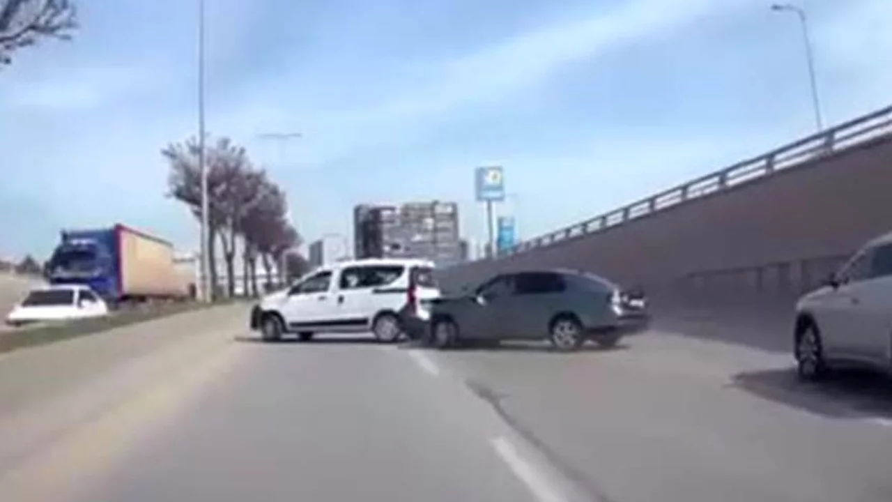 Makas atan sürücü kazaya neden oldu: Araç devrildi