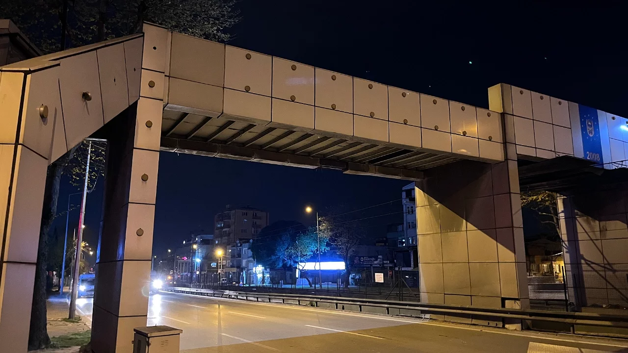 Bursa'da üst geçitten kopan demir yola düştü: Facia kıl payı önlendi