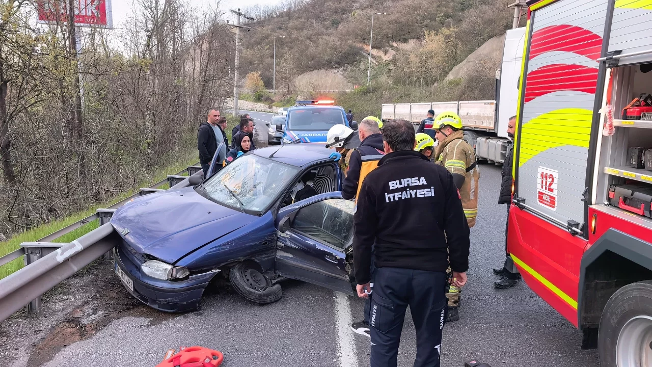 Bursa'da kontrolden çıkan otomobil bariyerlere çarptı: 2 yaralı