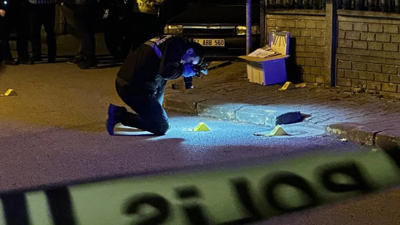 Film gibi çatışma: Şüpheli okul önünde vuruldu