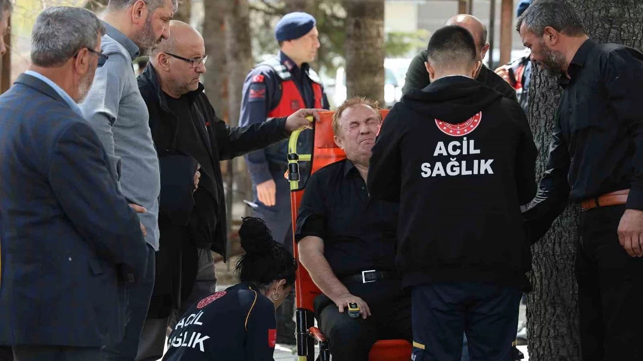 Kahramanmaraş'ta saldırıda hayatını kaybeden öğretmenin eşi cenazede fenalaştı