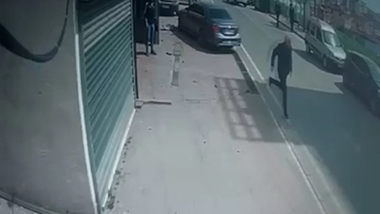 Dehşet anları: Otomobiliyle Motosikletliye Kasten Çarptı