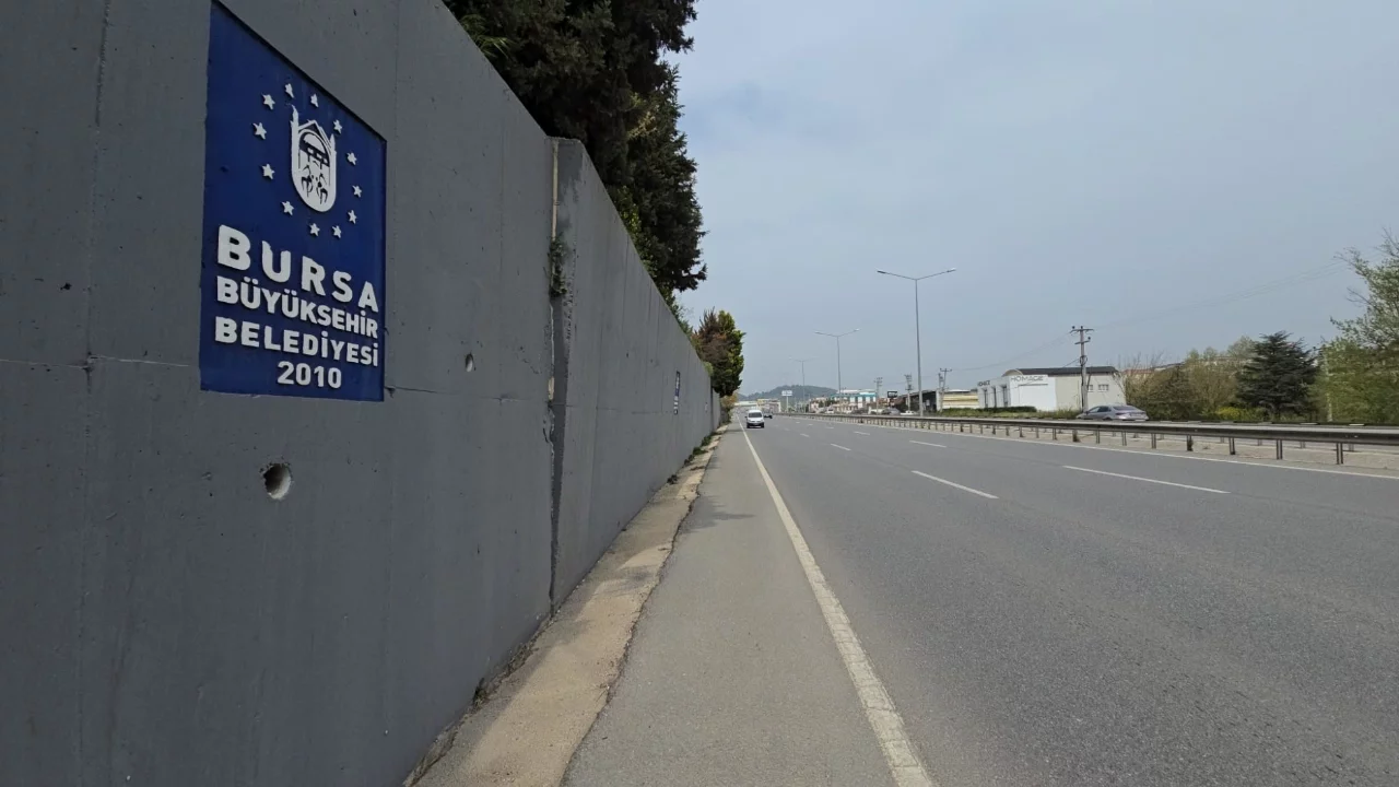 Bursa'da yol kenarındaki istinat duvarı çökme riskiyle tedirgin etti