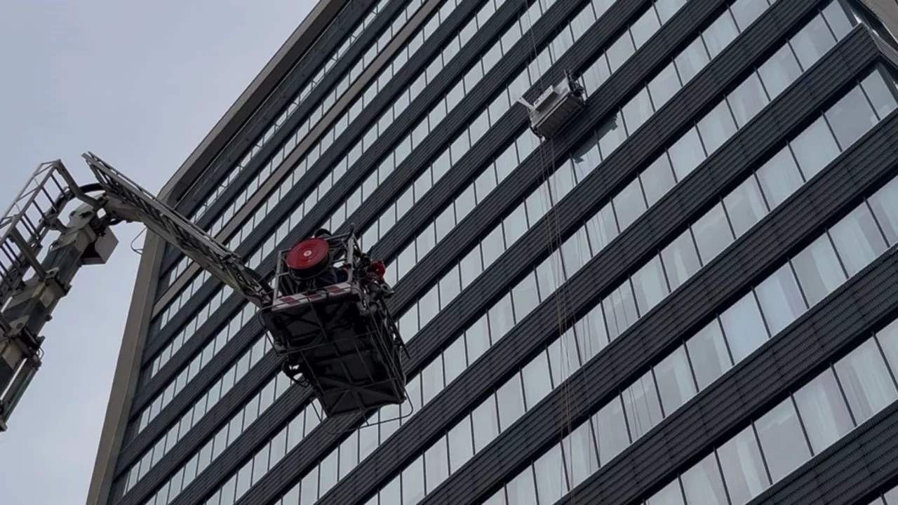 Bursa'da 52 metre yüksekte mahsur kalan işçiler kurtarıldı